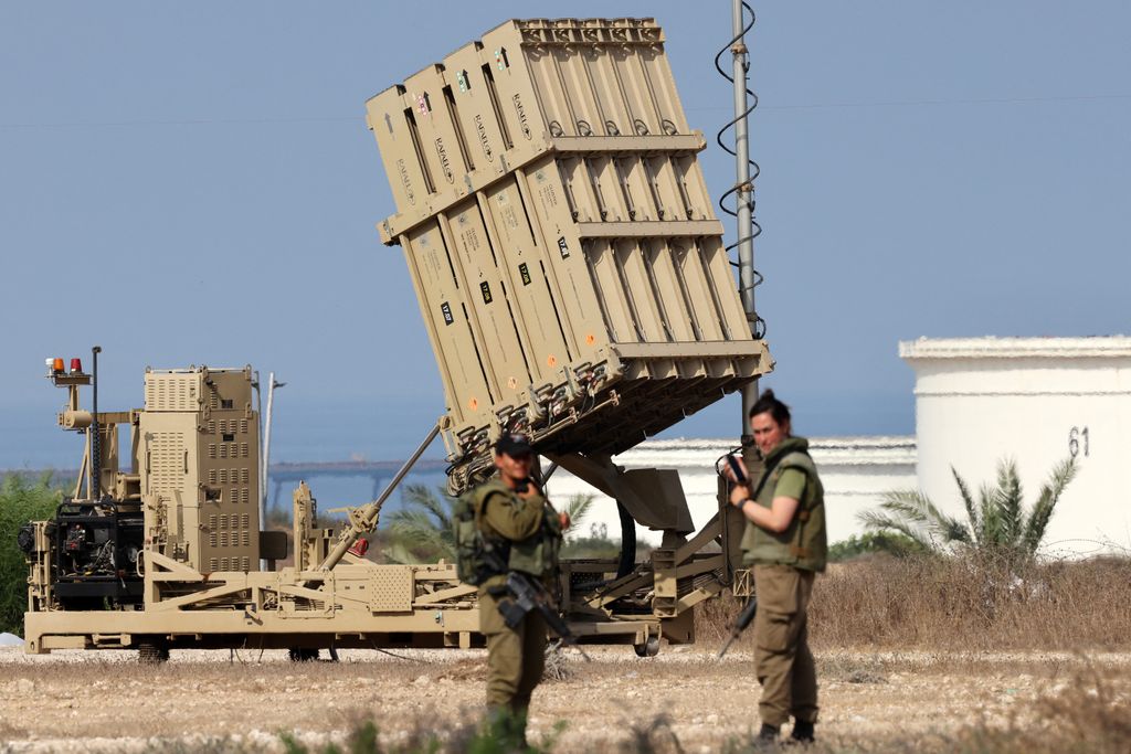 Soldati israeliani vicino a una postazione del sistema di difesa Iron Dome