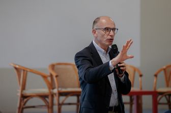 Letta sigla accordo con Ev-Si e Di Maio uniti contro destre