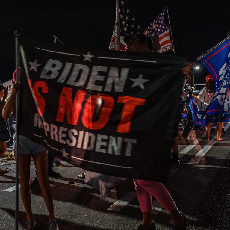 Sostenitori di Trump fuori dal resort di Mar-a-Lago perquisito dall'Fbi