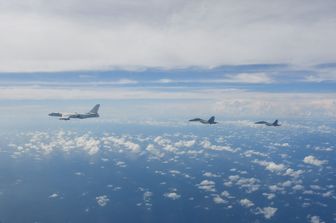 Caccia cinesi durante le esercitazioni militari sopra il Mar Giallo