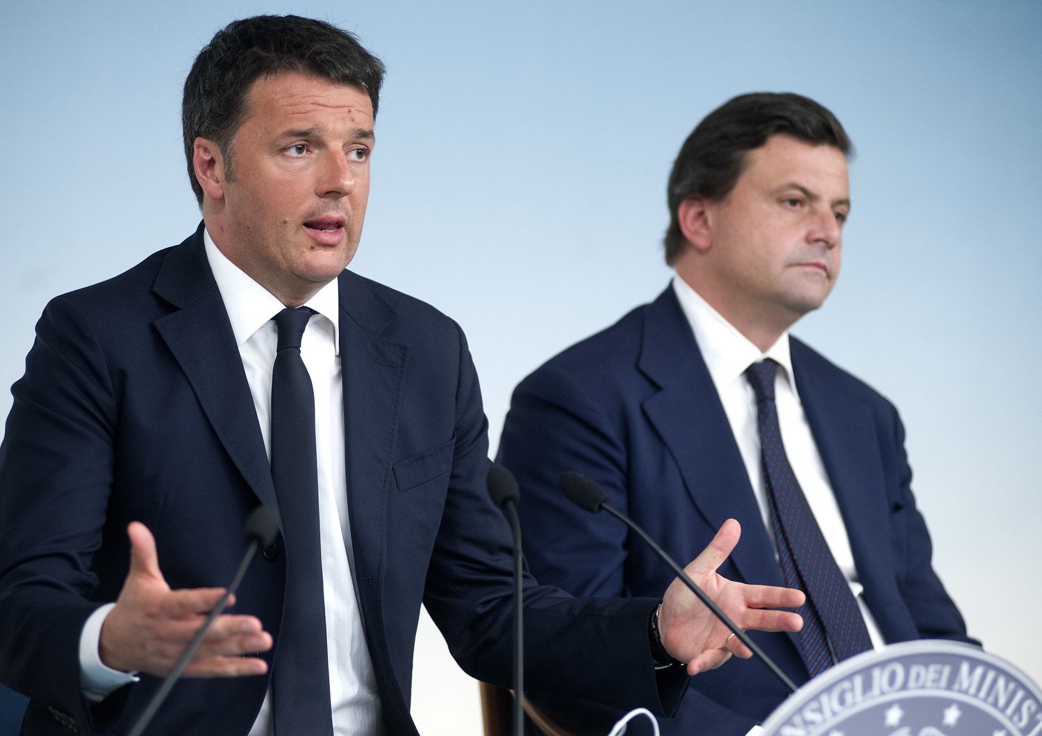 Matteo Renzi e Carlo Calenda a Palazzo Chigi nel 2016