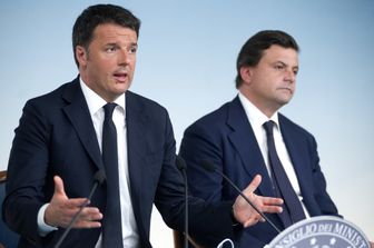 Matteo Renzi e Carlo Calenda a Palazzo Chigi nel 2016