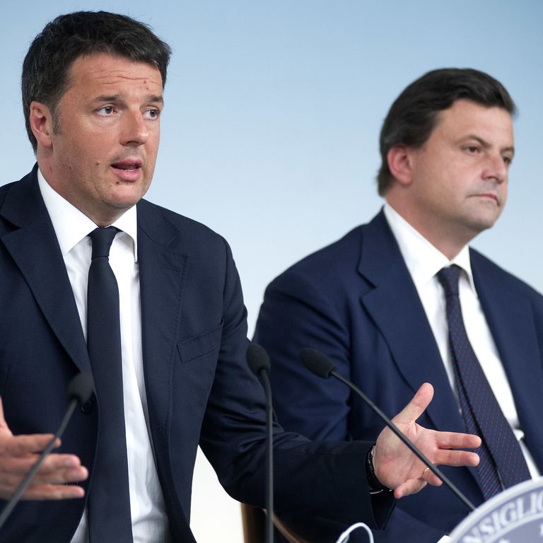 Matteo Renzi e Carlo Calenda a Palazzo Chigi nel 2016