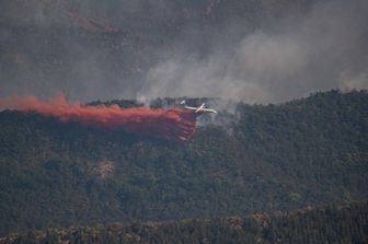 Boschi in fiamme, interviene un Canadair