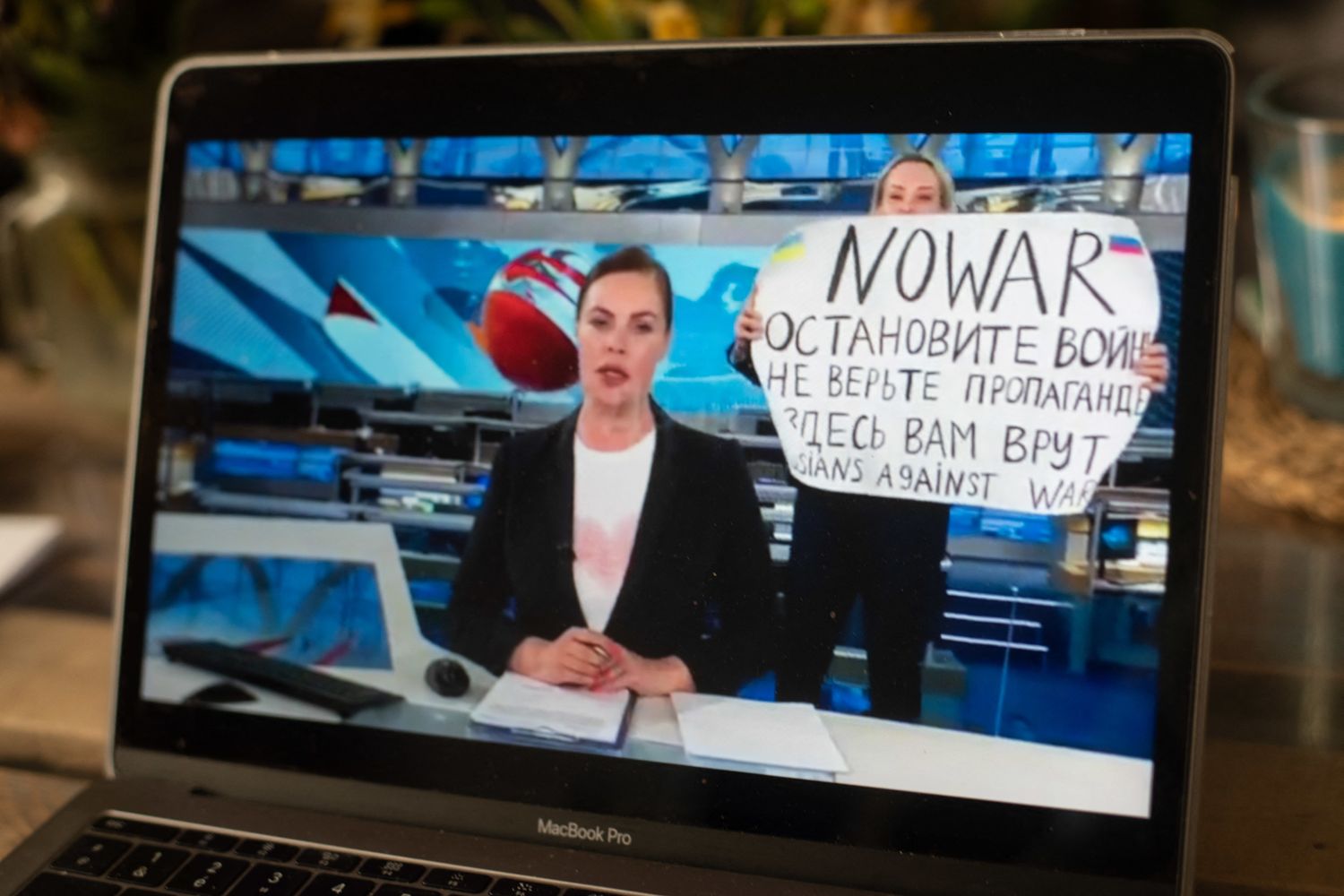 La protesta di Marina Ovsyannikova nel corso del Tg sul Primo Canale