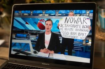 La protesta di Marina Ovsyannikova nel corso del Tg sul Primo Canale