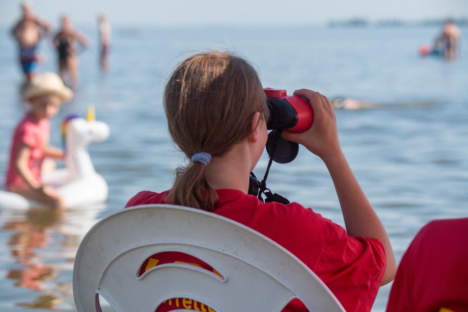 Bagnino in una spiaggia a Ferragosto