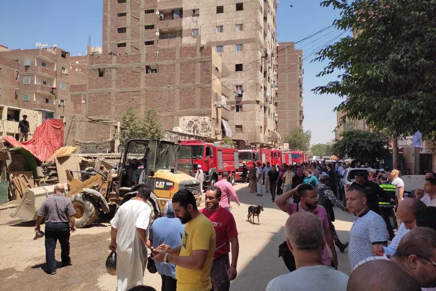 Soccorritori sul luogo dell'incendio a Giza&nbsp;