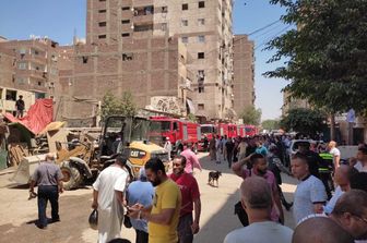 Soccorritori sul luogo dell'incendio a Giza&nbsp;