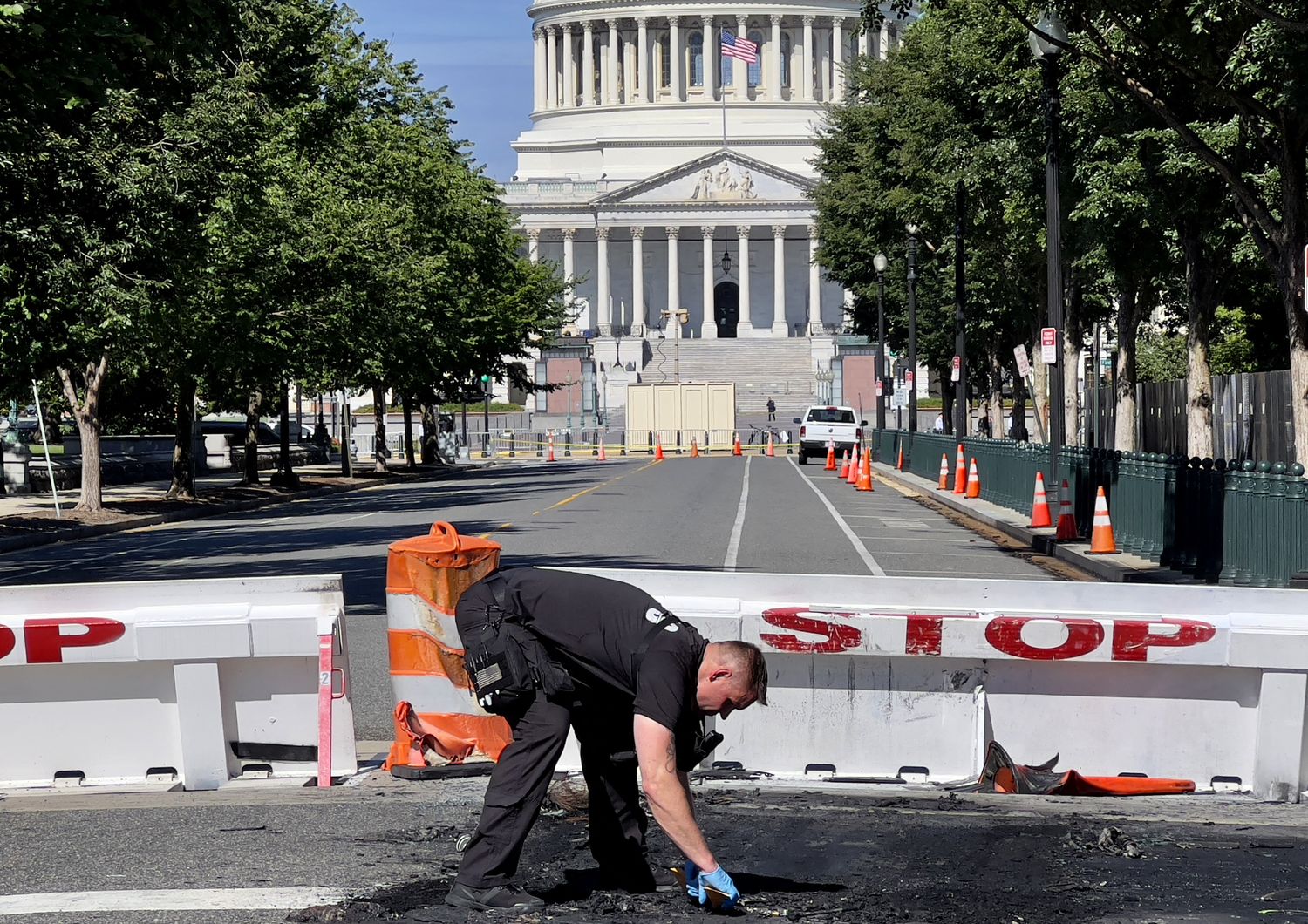 Gli investigatori al lavoro a Capitol Hill dove un uomo ha guidato la sua auto contro le barriere&nbsp;