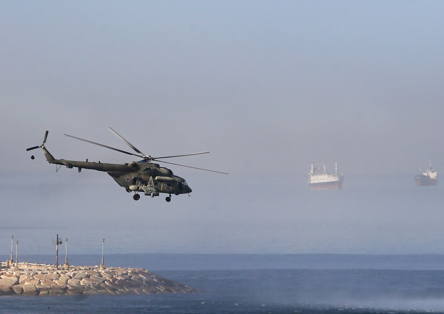Un elicottero russo Mi28 pattuglia al largo della costa di Tartus