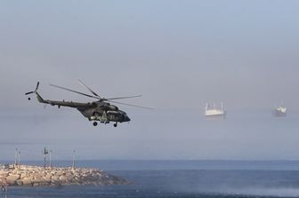 Un elicottero russo Mi28 pattuglia al largo della costa di Tartus