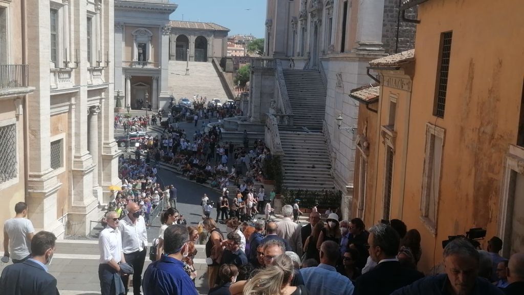 La folla alla camera ardente per Piero Angela