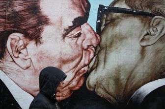 &nbsp;Bacio Breznev-Honecker sul Muro di Berlino