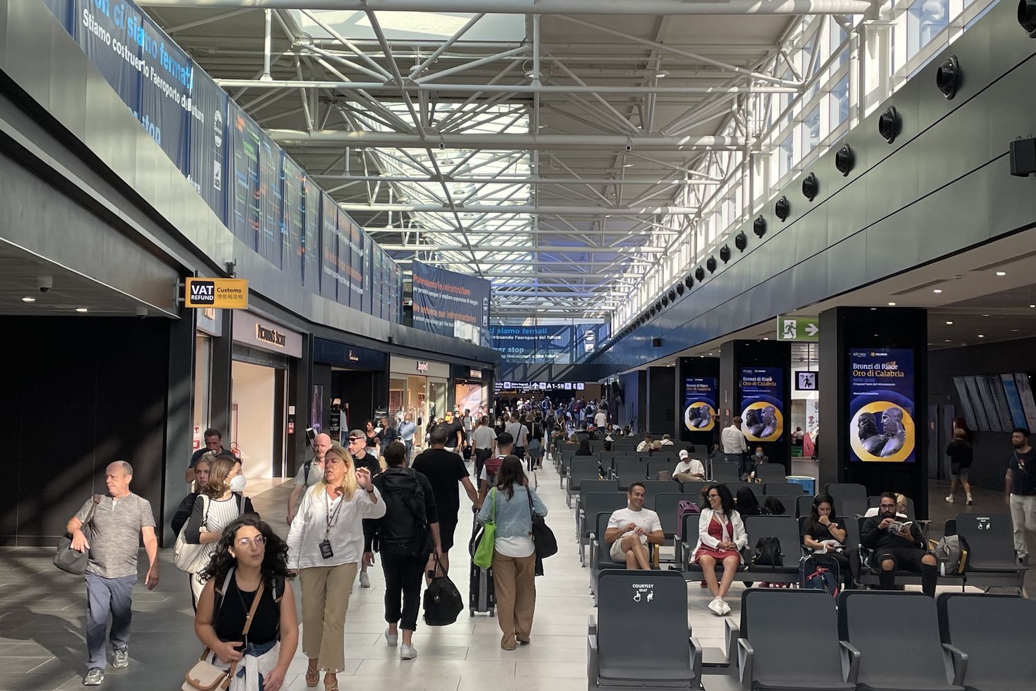 Gli aeroporti si riempiono di passeggeri