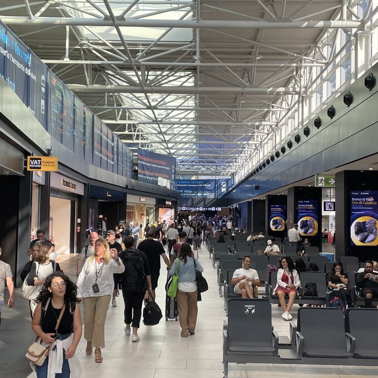 Gli aeroporti si riempiono di passeggeri