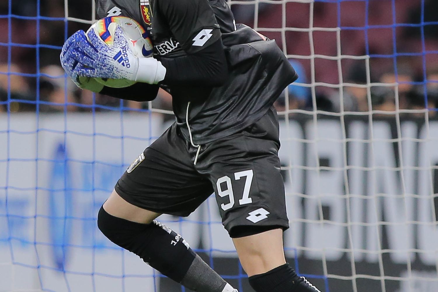 Radu con la maglia del Genoa, una delle sue ex squadre&nbsp;