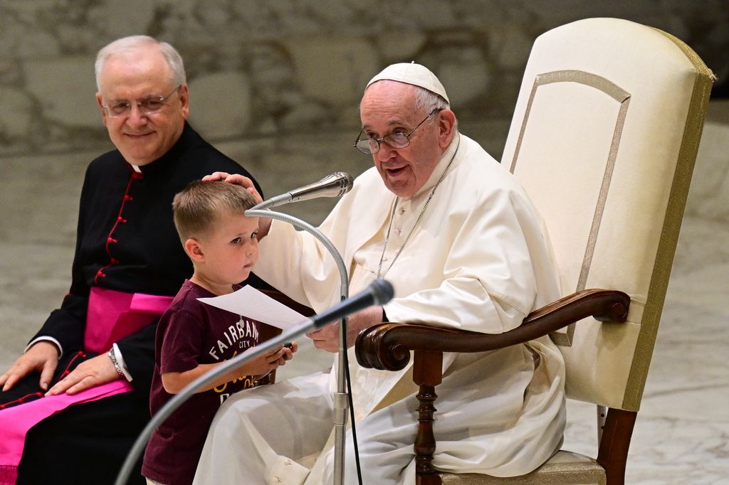 Il bambino che si &egrave; avvicinato al Papa durante l'udienza
