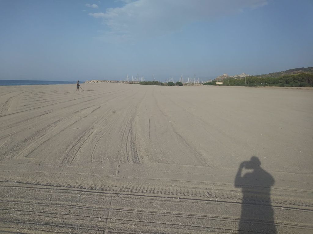 La spiaggia di Roccella Ionica dopo il Jova Beach Party