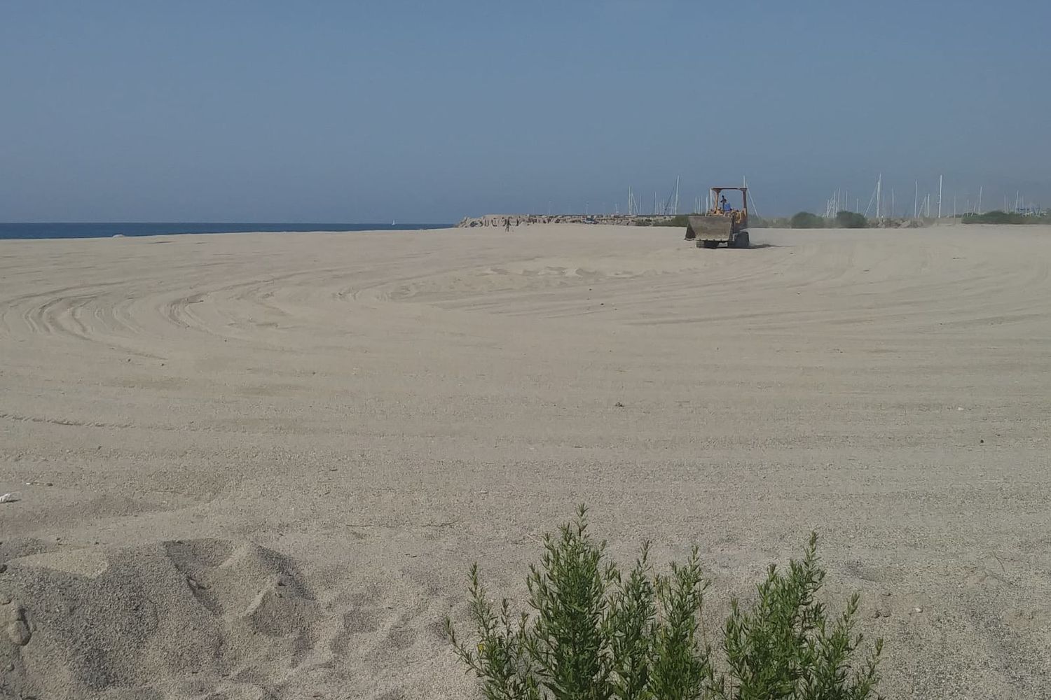 La spiaggia di Roccella Ionica dopo il Jova Beach Party