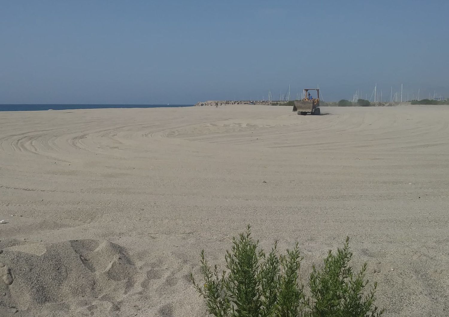 La spiaggia di Roccella Ionica dopo il Jova Beach Party