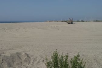 La spiaggia di Roccella Ionica dopo il Jova Beach Party