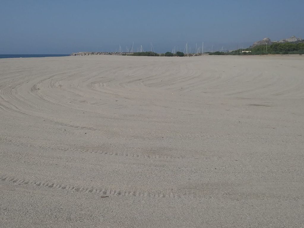 La spiaggia di Roccella Ionica dopo il Jova Beach Party