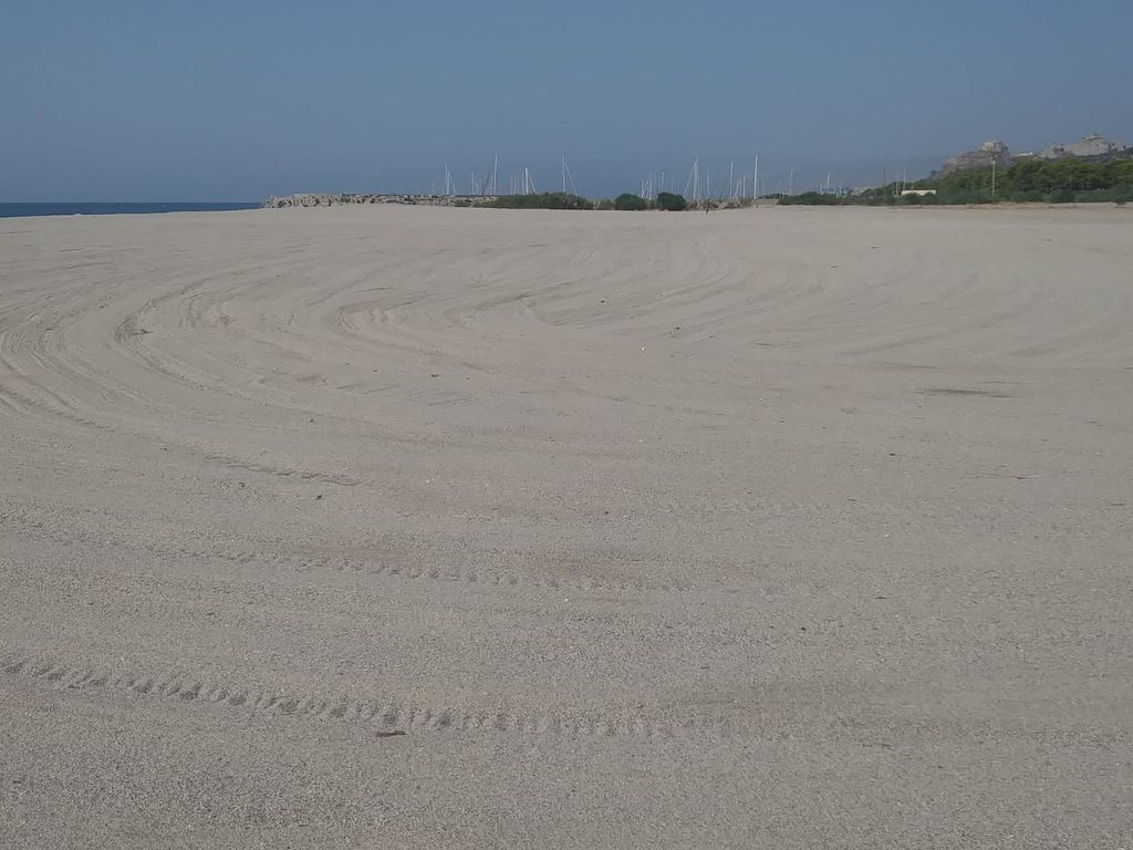 La spiaggia di Roccella Ionica dopo il Jova Beach Party