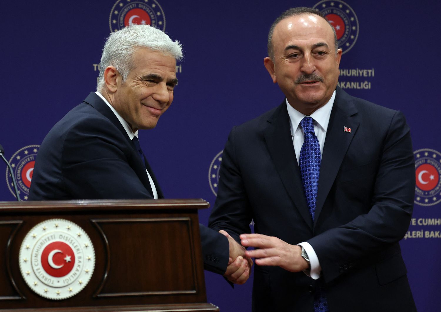Il premier israeliano, Lapid, e il ministro degli Esteri turco, Cavusoglu