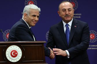 Il premier israeliano, Lapid, e il ministro degli Esteri turco, Cavusoglu