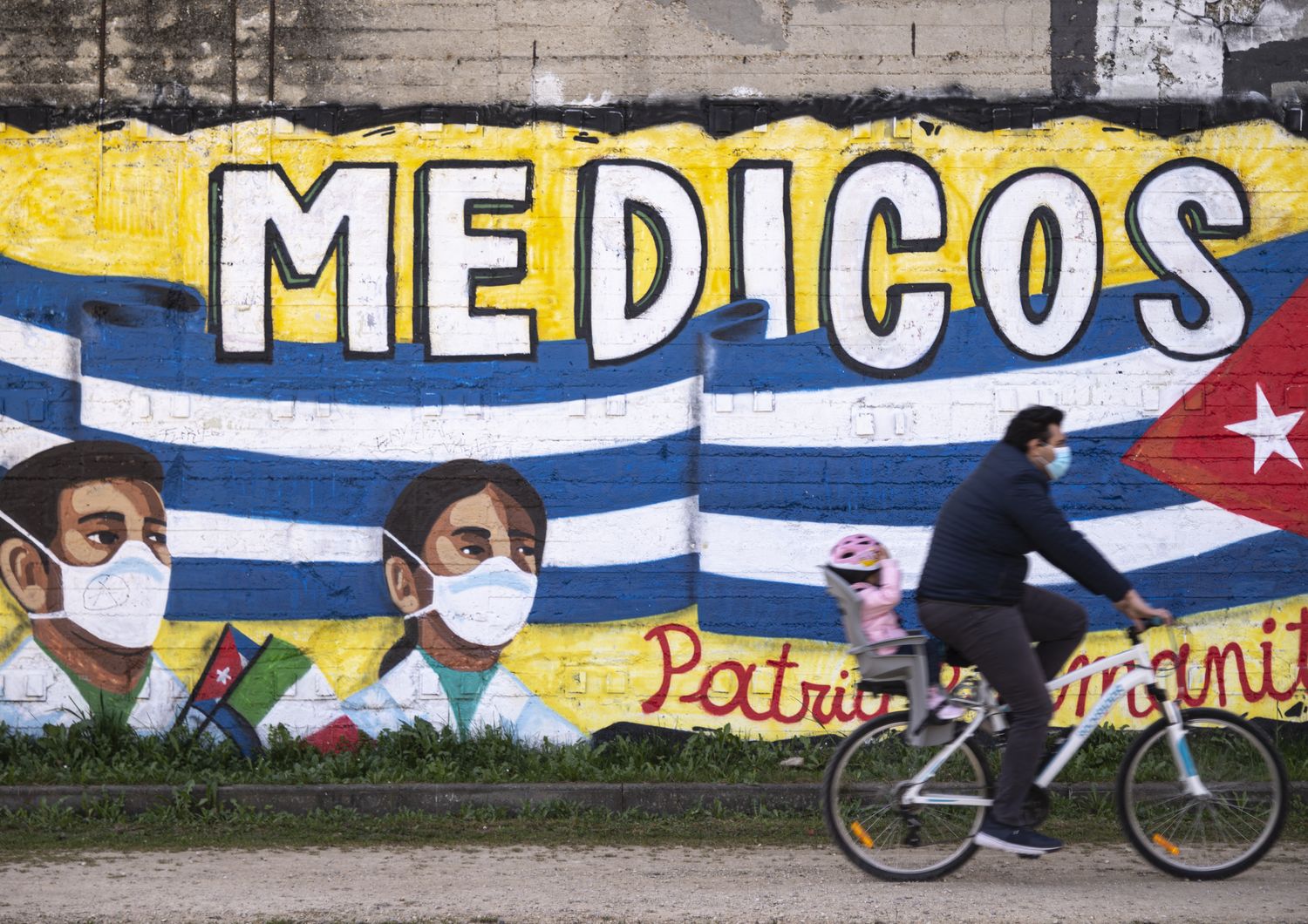 Un murale dedicato ai medici cubani