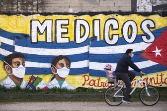 Un murale dedicato ai medici cubani