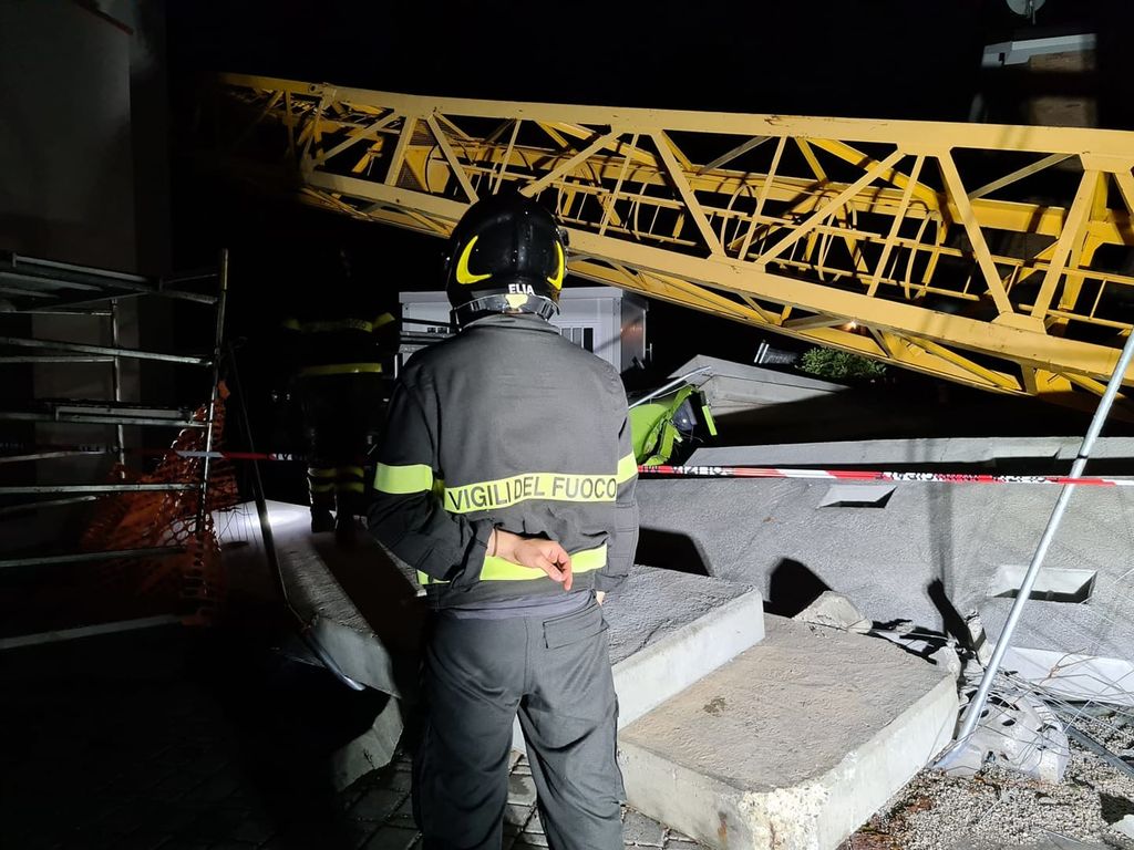 Una gru si &egrave; abbattuta su una villetta a Ferrara
