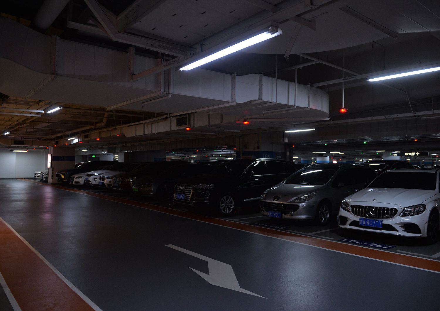 Un parcheggio di Chengdu con le luci quasi spente per risparmiare energia