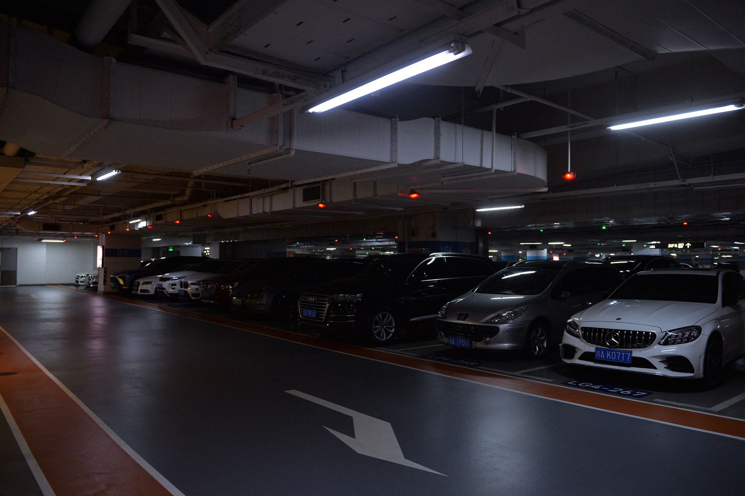 Un parcheggio di Chengdu con le luci quasi spente per risparmiare energia
