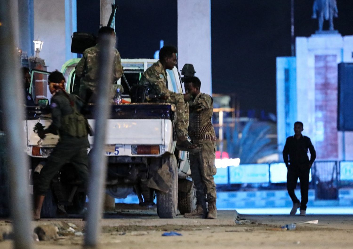 Le forze di sicurezza pattugliano i dintorni dell'Hotel Hayat a Mogadiscio