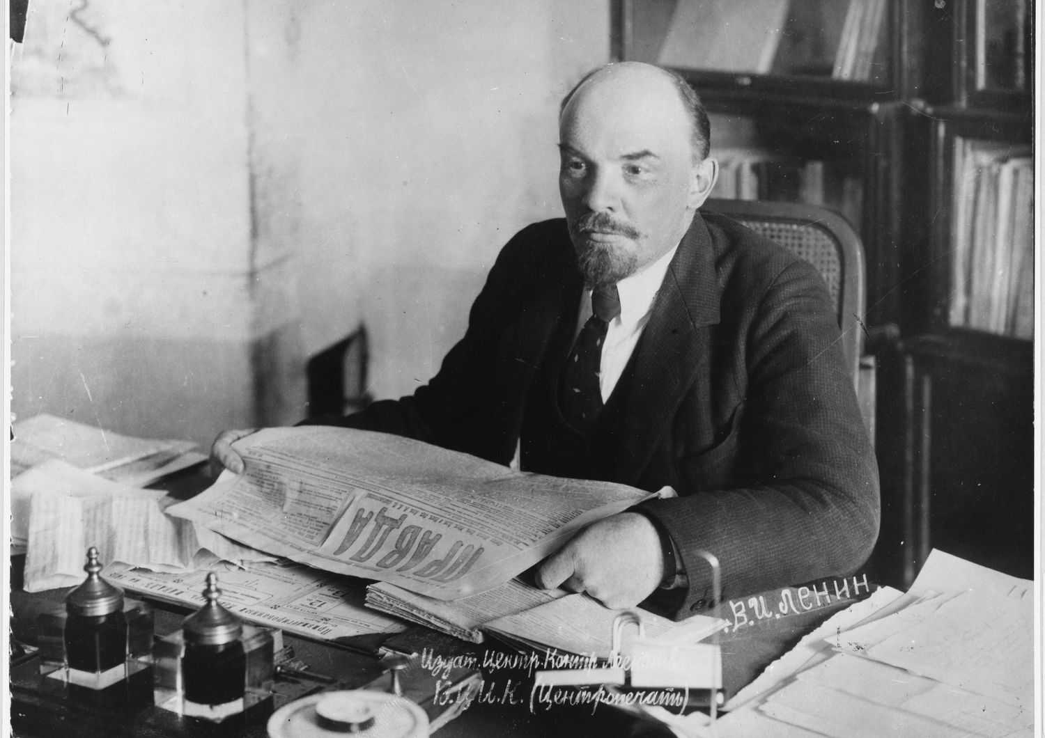 Lenin legge una copia della Pravda