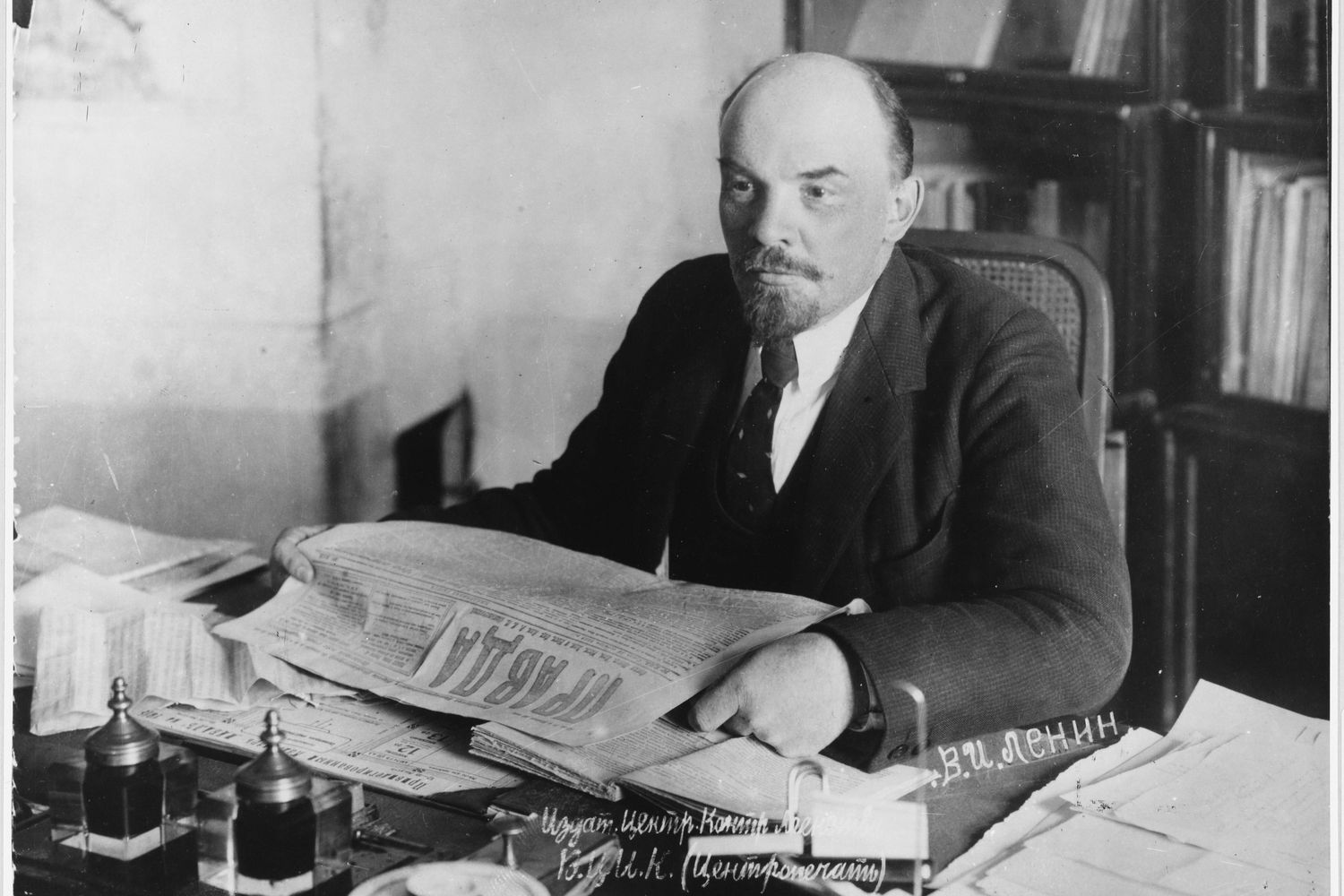 Lenin legge una copia della Pravda