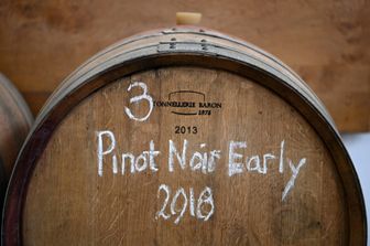 Una botte di Pinot Nero nella cantina di Haygrove Evolution's Sixteen Ridges in Ledbury in Inghilterra&nbsp;