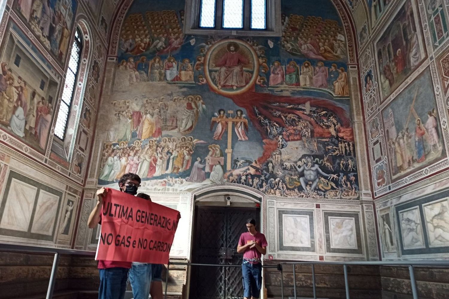 Il blitz degli attivisti di Ultima Generazione nella Cappella degli Scrovegni