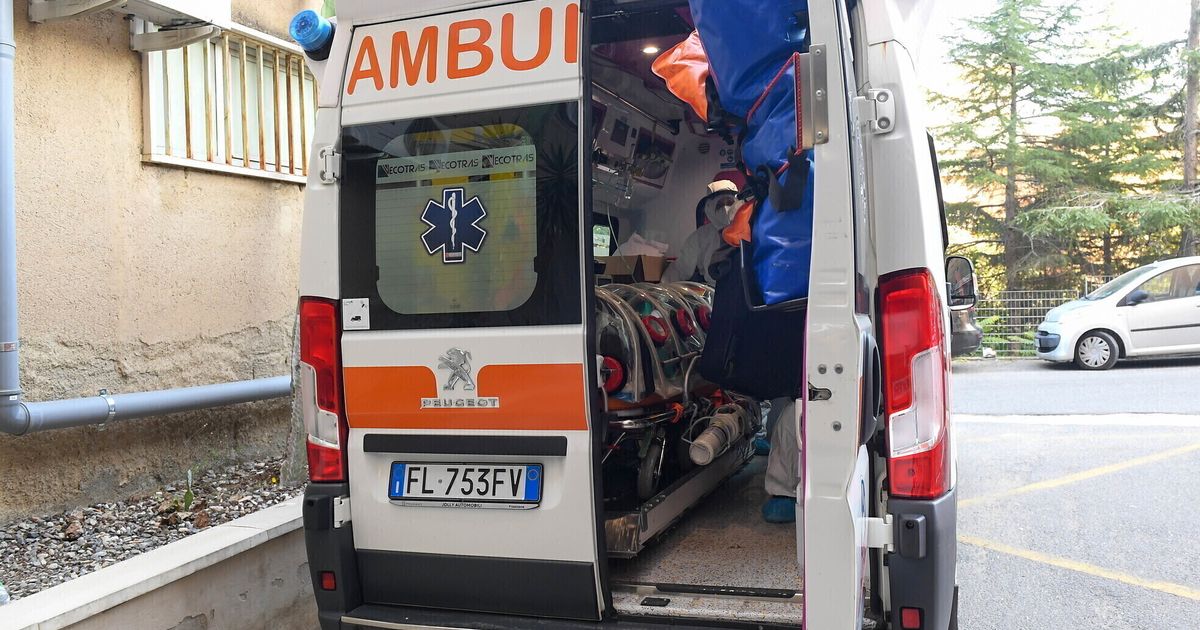 Il poignarde sa femme et ses enfants puis se rend après s’être barricadé dans la maison.  Les deux enfants sont très sérieux