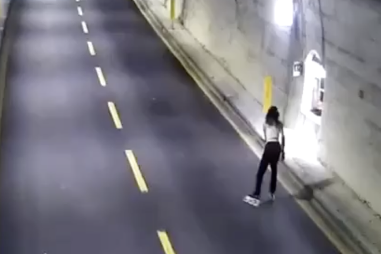 La ragazza con i pattini in autostrada