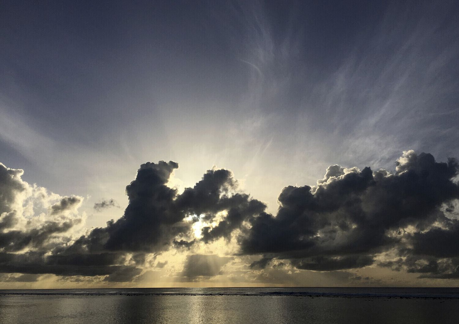 Cielo nuvoloso sul mare nelle previsioni meteo