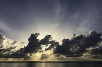 Cielo nuvoloso sul mare nelle previsioni meteo