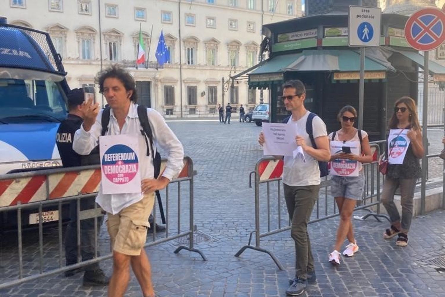 Il presidio di protesta della lista 'Referendum e Democrazia' guidato da Marco&nbsp; Cappato
