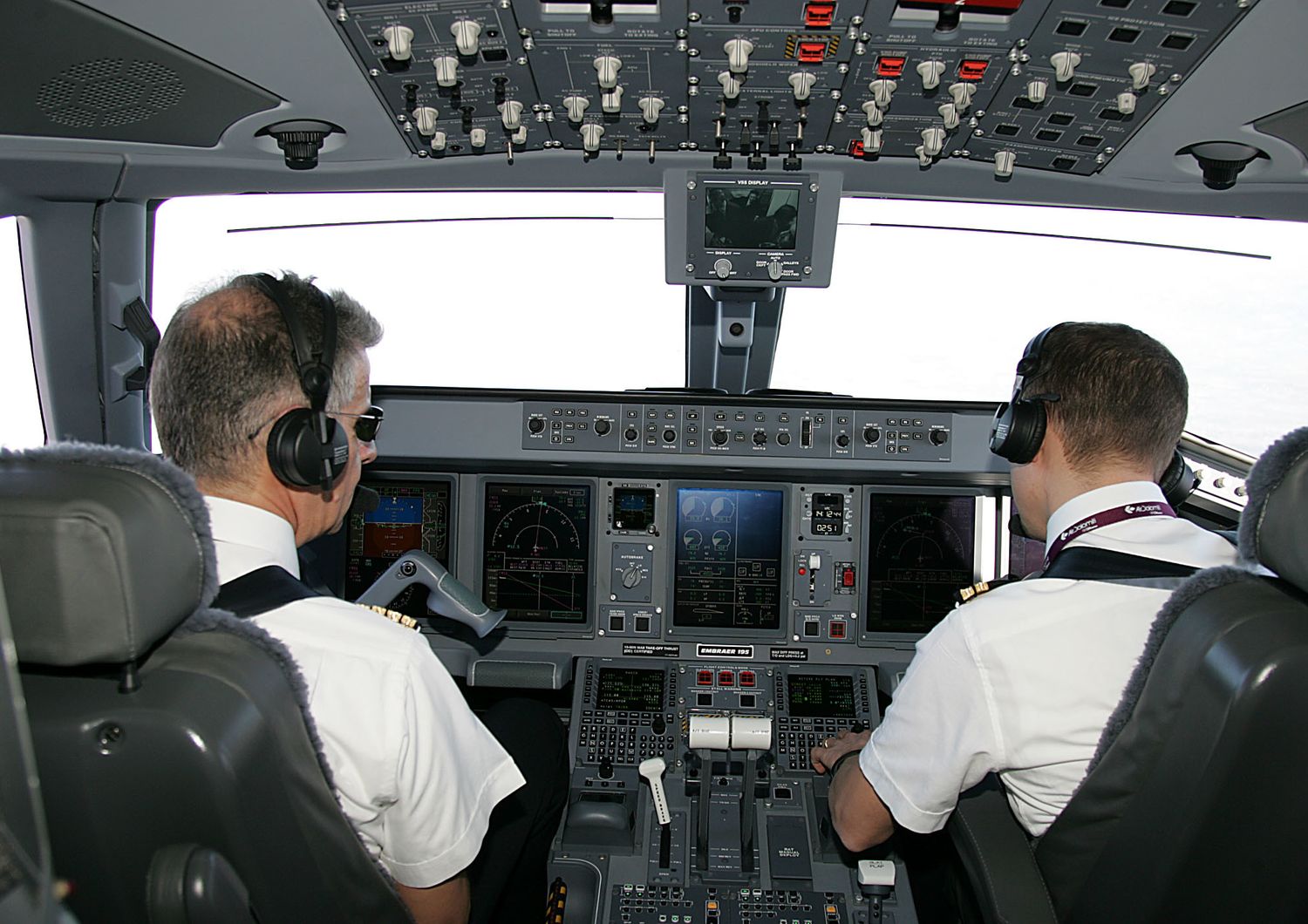 Piloti nella cabina di un aereo