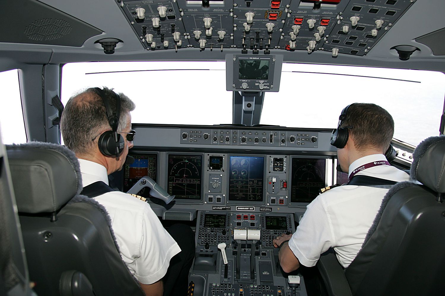 Piloti nella cabina di un aereo