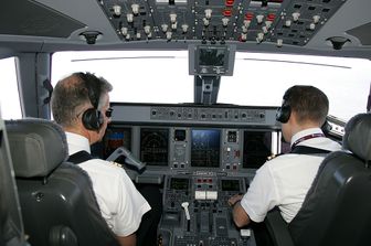 Piloti nella cabina di un aereo