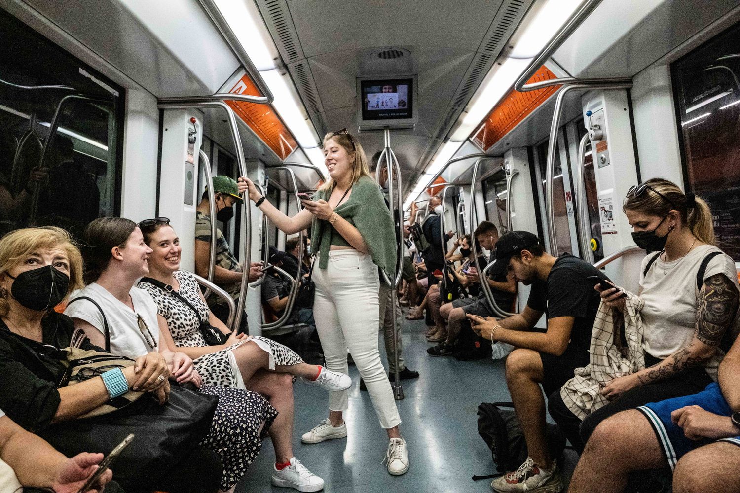 Passeggeri nella metropolitana di Roma senza mascherina nonostante l'obbligo