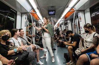 Passeggeri nella metropolitana di Roma senza mascherina nonostante l'obbligo